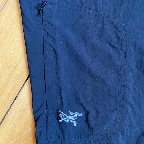 Arc'teryx Woman's Short Black Size 10 - Picture 9 of 9